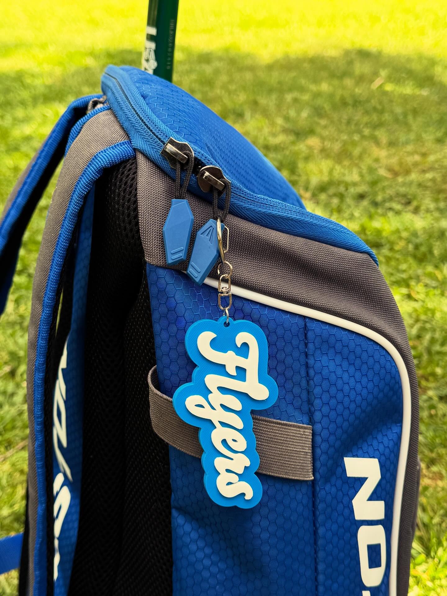 Blau-weisser Therwil-Flyers-Anhänger an einer Sporttasche