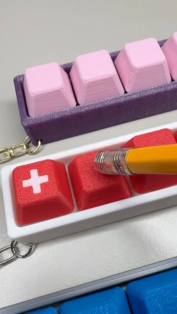 Bunte Tasten-Anhänger in Rosa, Schweizer Rot und Blau