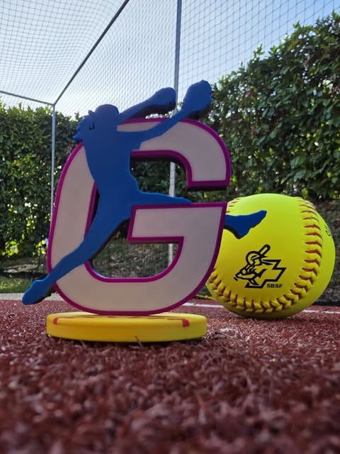 Individueller mehrfarbiger Aufsteller neben einem gelben Softball